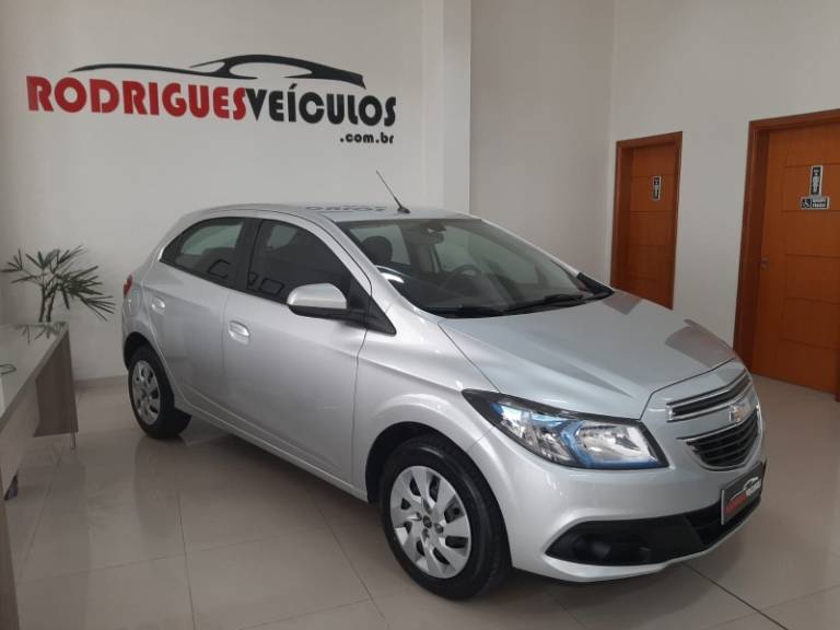 CHEVROLET - ONIX - 2015/2016 - Prata - R$ 54.900,00