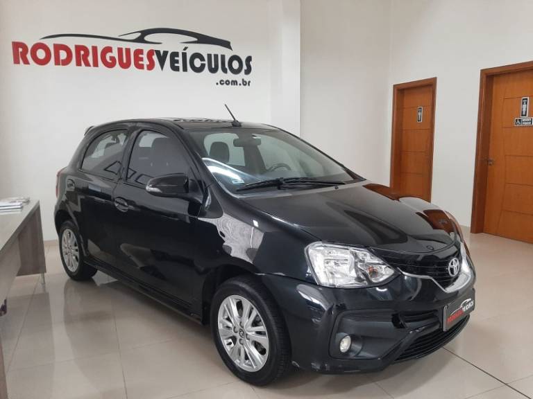 TOYOTA - ETIOS - 2017/2018 - Preta - R$ 64.900,00