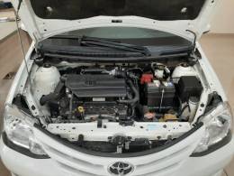 TOYOTA - ETIOS - 2016/2017 - Branca - R$ 59.900,00