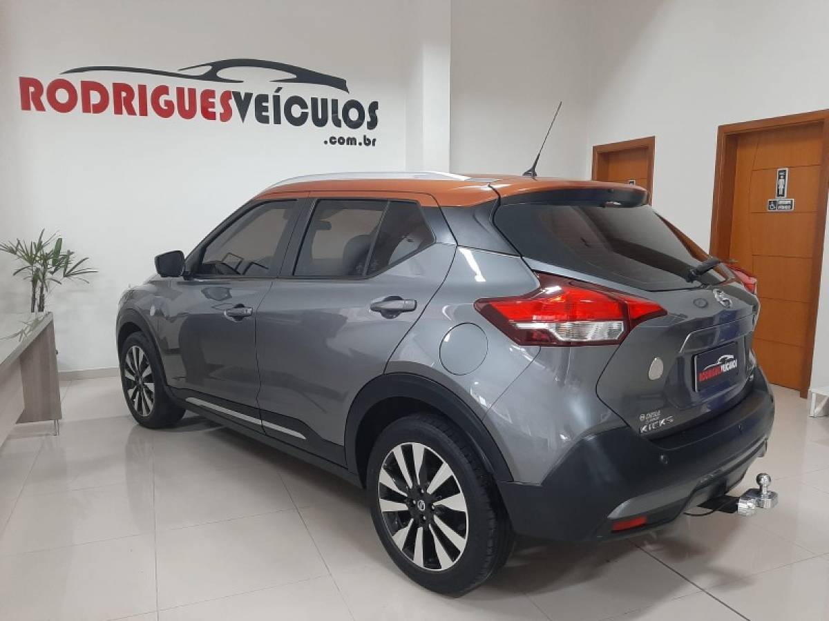 NISSAN - KICKS - 2016/2017 - Cinza - R$ 84.900,00