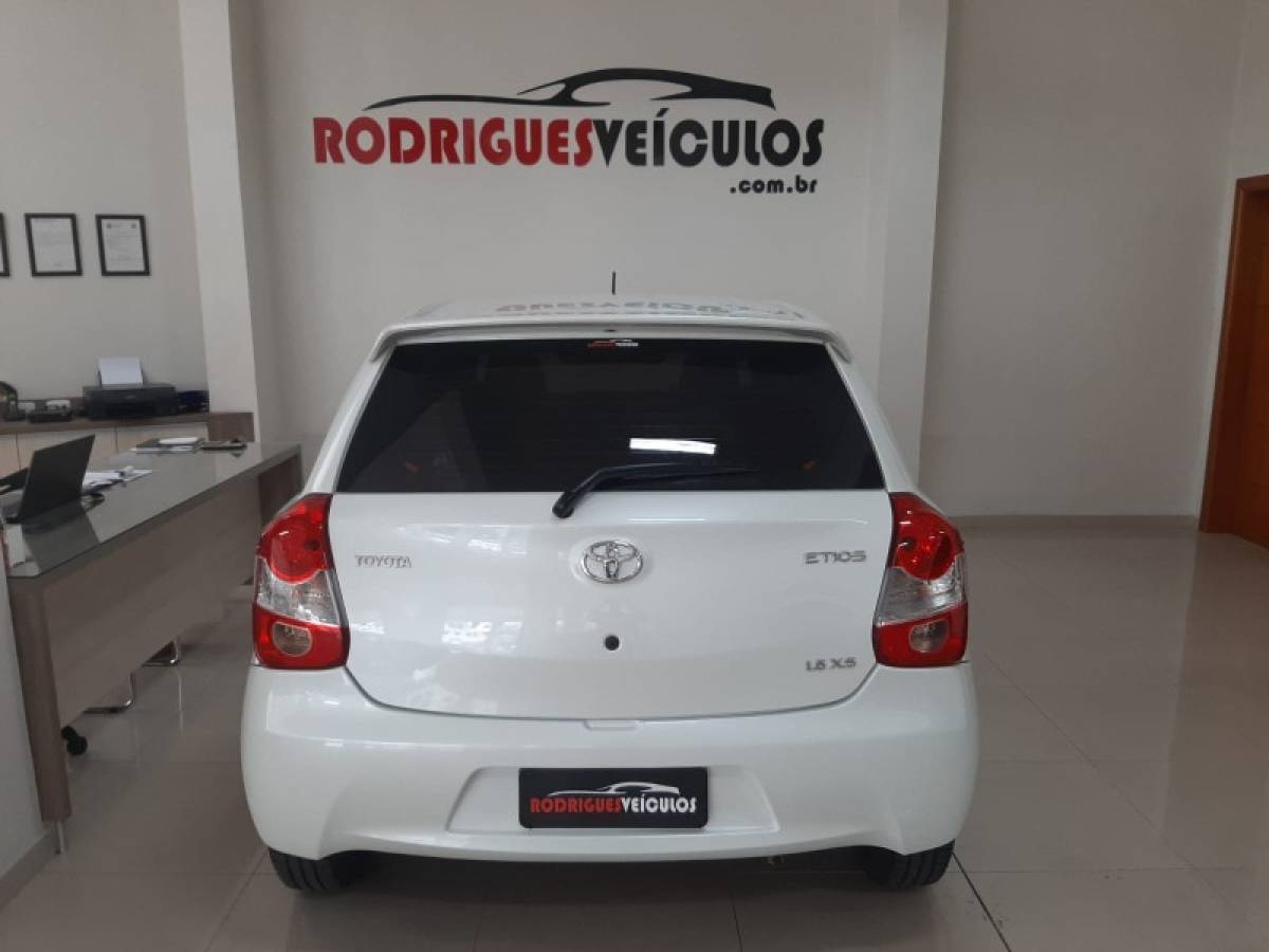 TOYOTA - ETIOS - 2016/2017 - Branca - R$ 59.900,00