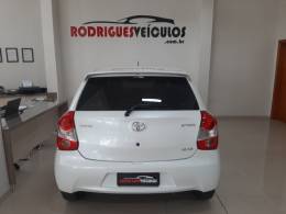 TOYOTA - ETIOS - 2016/2017 - Branca - R$ 59.900,00