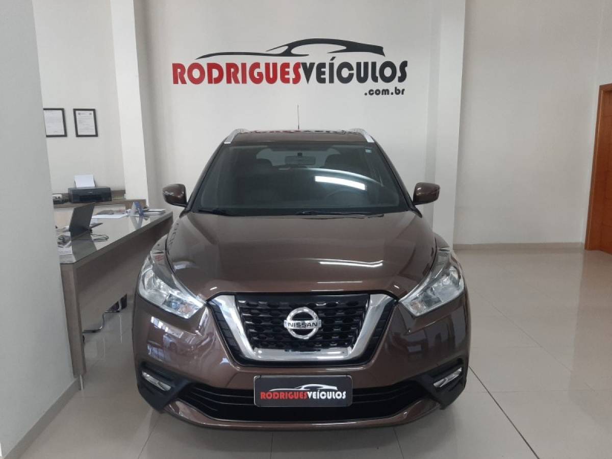 NISSAN - KICKS - 2017/2018 - Marrom - R$ 79.900,00