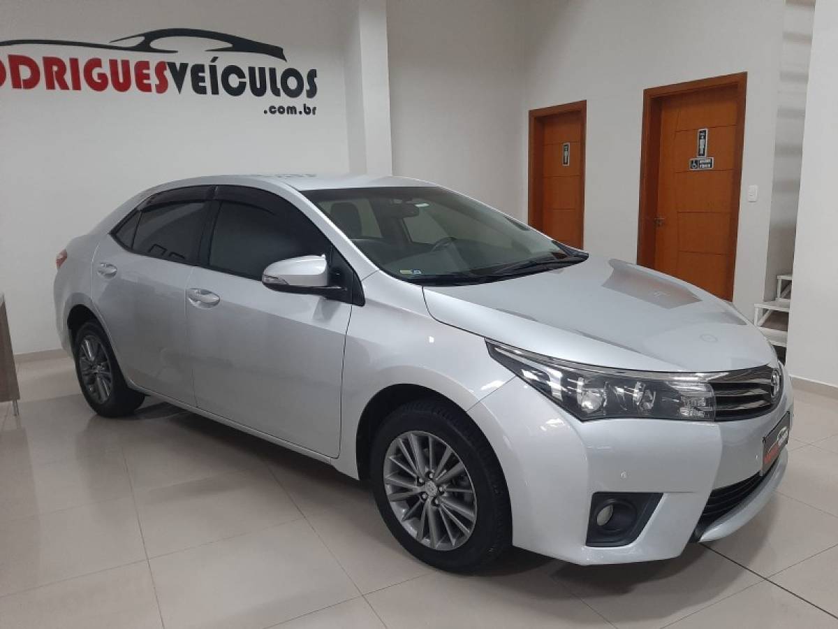 TOYOTA - COROLLA - 2016/2017 - Prata - R$ 92.900,00