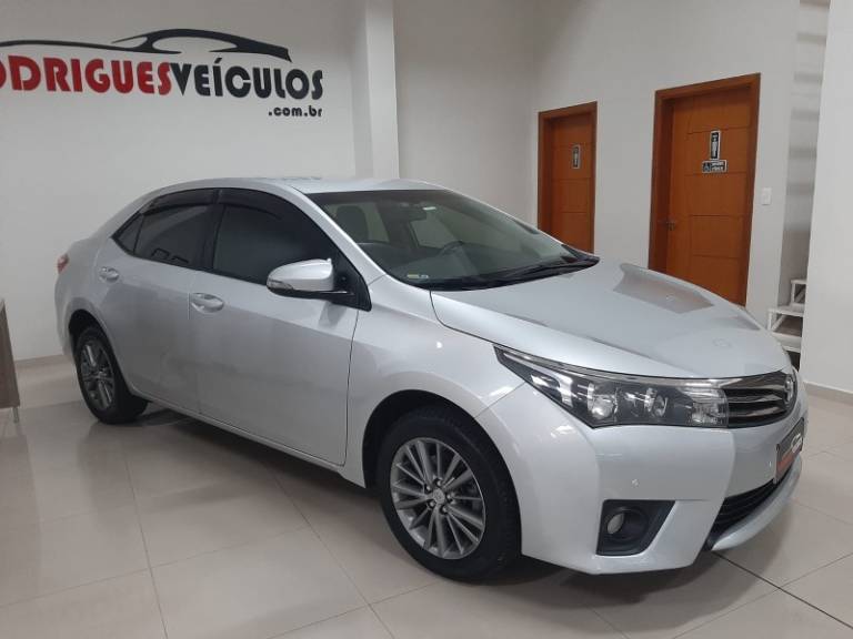 TOYOTA - COROLLA - 2016/2017 - Prata - R$ 92.900,00