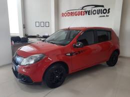 RENAULT - SANDERO - 2012/2013 - Vermelha - R$ 37.900,00