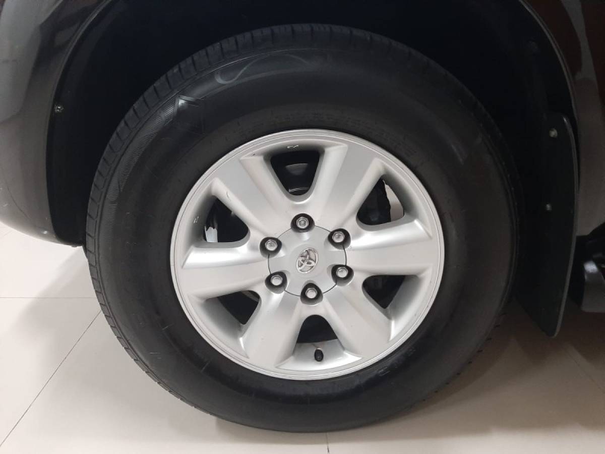 TOYOTA - HILUX SW4 - 2010/2011 - Preta - R$ 119.900,00
