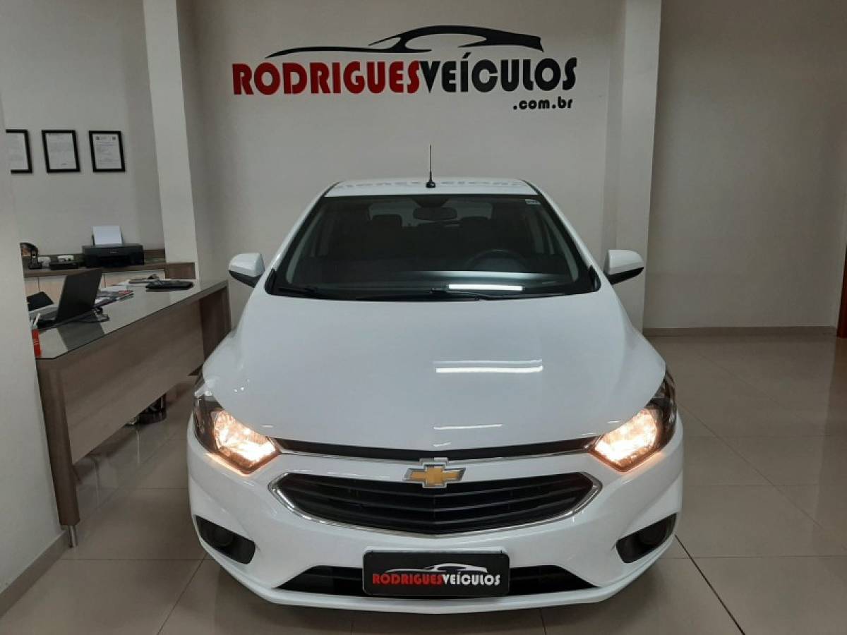 CHEVROLET - ONIX - 2018/2019 - Branca - R$ 62.900,00