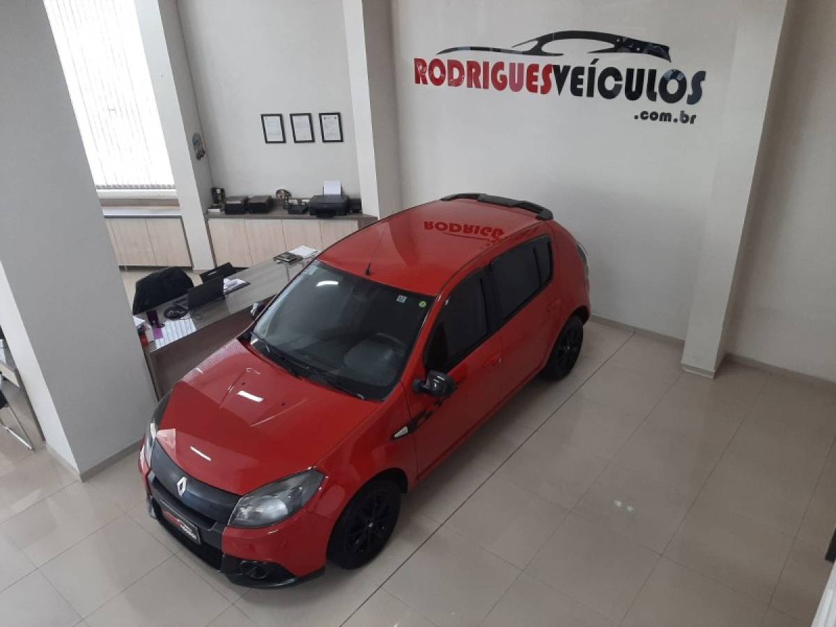 RENAULT - SANDERO - 2012/2013 - Vermelha - R$ 37.900,00
