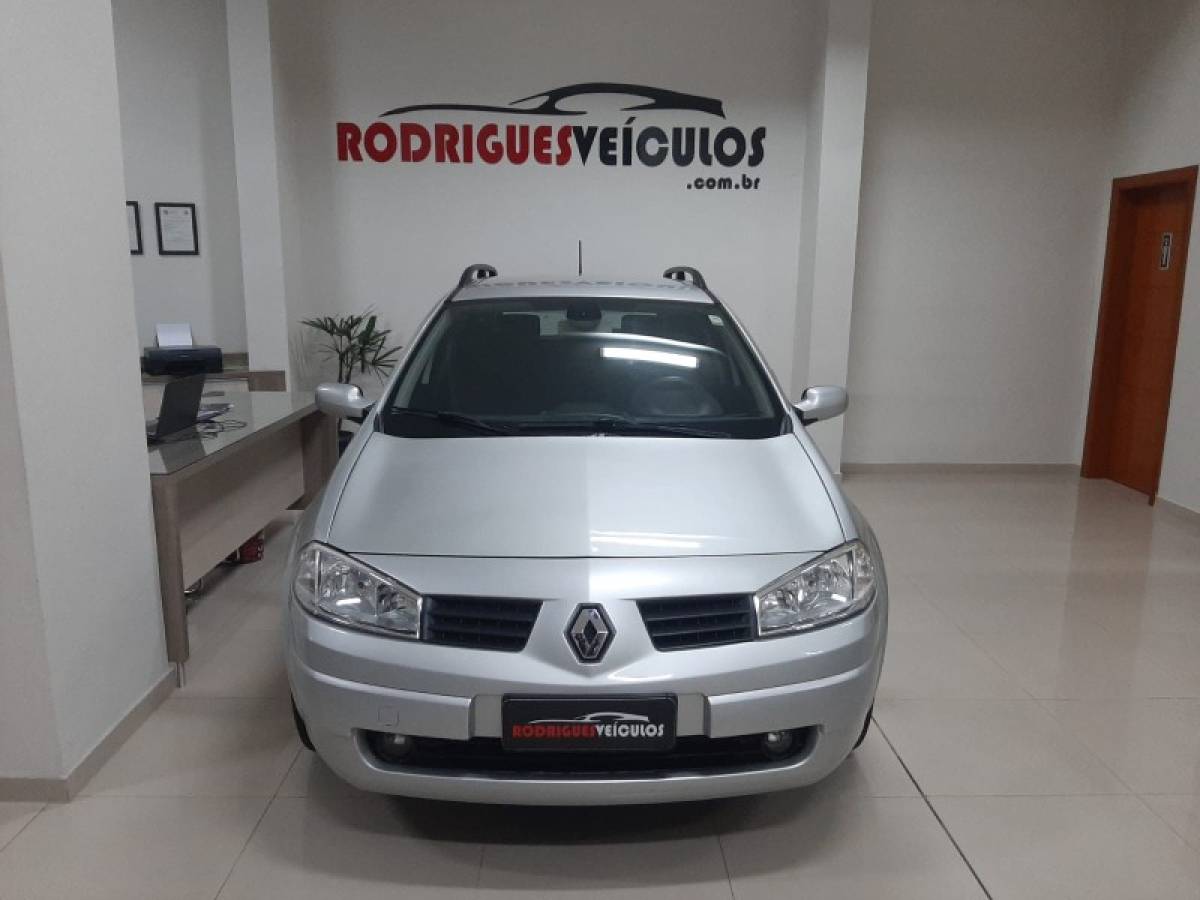 RENAULT - MÉGANE - 2011/2012 - Prata - R$ 34.900,00