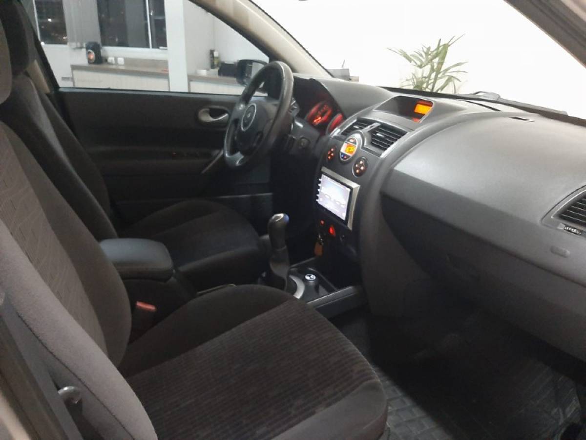 RENAULT - MÉGANE - 2011/2012 - Prata - R$ 34.900,00