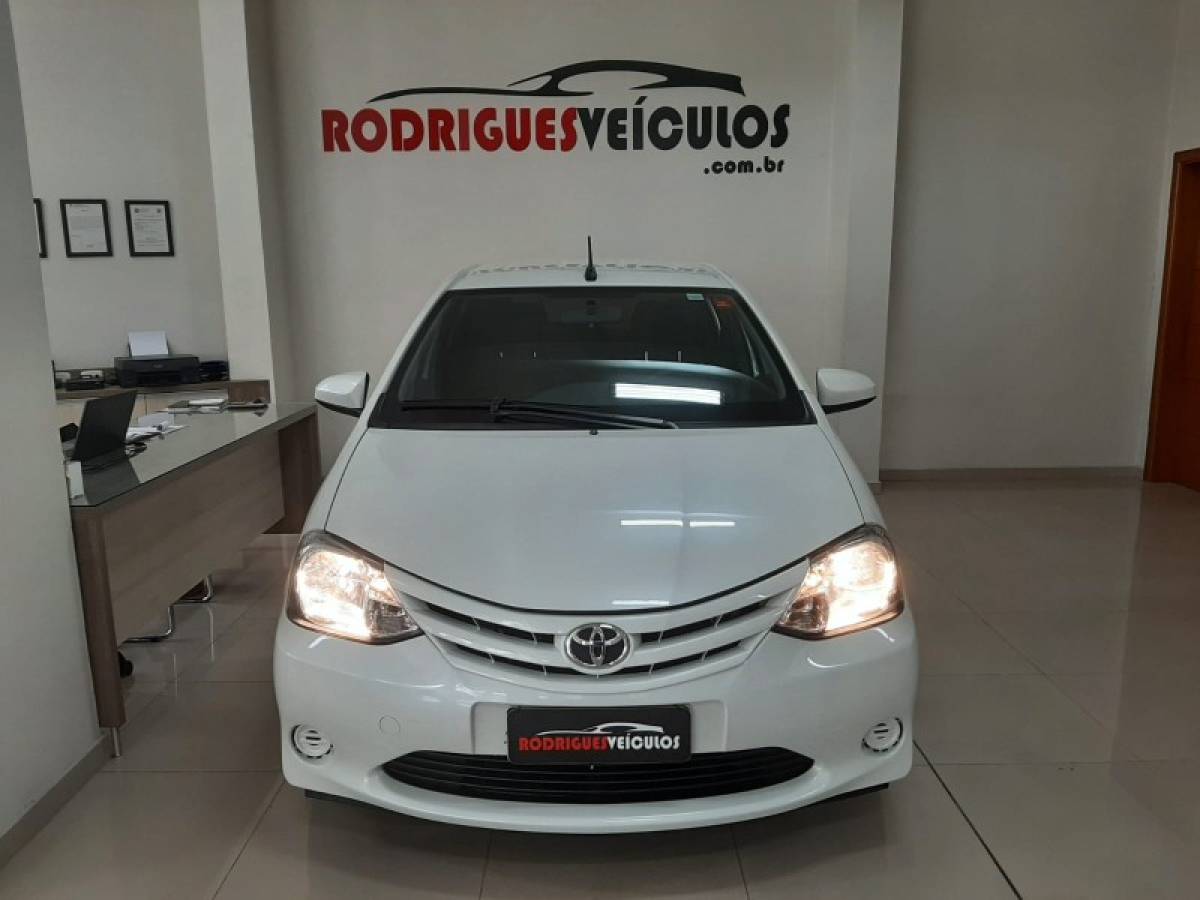 TOYOTA - ETIOS - 2016/2017 - Branca - R$ 59.900,00