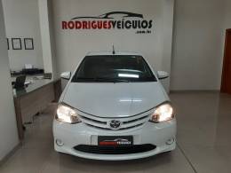 TOYOTA - ETIOS - 2016/2017 - Branca - R$ 59.900,00