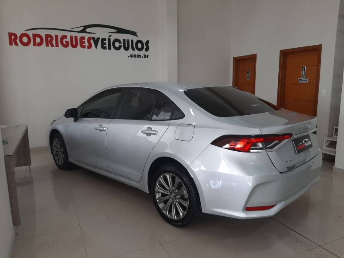 TOYOTA - COROLLA - 2020/2021 - Prata - R$ 119.990,00