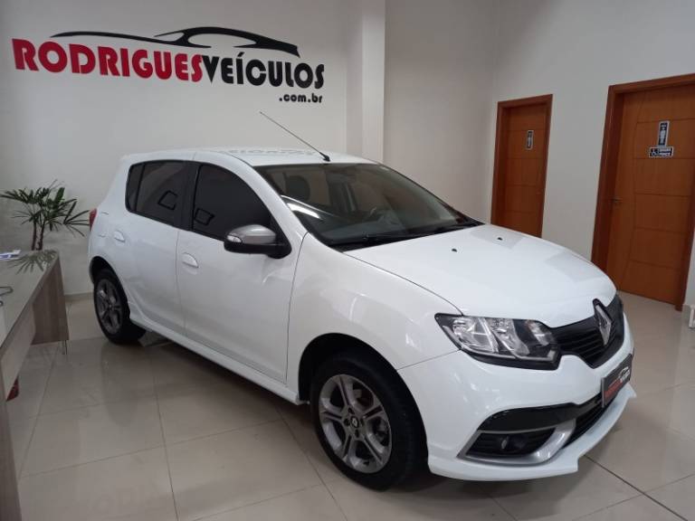RENAULT - SANDERO - 2017/2018 - Branca - R$ 54.900,00